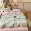 Set súper suave de cuatro piezas de algodón gofrado con estampado floral fresco, adecuado para dormitorio y uso doméstico, incluye sábana bajera y funda de edredón, set floral de tres piezas para exportación