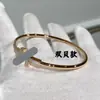 Pulseira em T, design clássico duplo T, banhada a ouro 18K de alta qualidade, estilo de luxo leve, elegante pulseira de letras com madrepérola branca e pedra semipreciosa