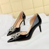 638-AK58 Zapatos de Banquete para Mujer Estilo Coreano Tacón Fino Tacón Alto Boca Baja Puntiagudos Charol Laterales Huecos Hebilla de Diamantes Cuadrados
