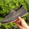 Zapatos de Tela del Viejo Pekín para Hombre Verano Casuales Calados Transpirables Zapatos para Hombre de Mediana Edad y Mayores Slip-On de Malla