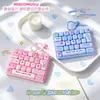 Colgante de teclado moderno de 26 teclas para aliviar el estrés tipo macarrón con teclas de sonido nítido, llavero para bolsos de mujer, accesorio de regalo