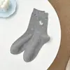Meias femininas novas com bordado de personagem fofo, meias de cano médio para outono e inverno, meias de algodão versáteis estilo universitário para senhoras, atacado