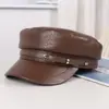 Exclusividad transfronteriza: Gorra de ala corta de cuero suave estilo retro británico con hebilla de cinturón de tapa plana para mujer, nueva moda otoño/invierno que hace que la cara se vea más pequeña, gorra de pico de pato