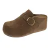 Sapatos estilo Birkenstock marrons de sola grossa para aumentar a altura para mulheres, novo modelo outono e inverno 2026, tamancos retro slip-on de bico fechado para uso ao ar livre