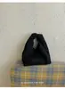 Venta al por mayor transfronteriza de diseño coreano nicho, bolso de mano de gamuza mate, bolsa tipo nube plisada de gran capacidad, estilo moderno