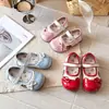 Zapatos de Princesa Bordados de Fresa Dulce Zapatos de Espectáculo para Niñas Lindos Zapatos Pequeños de Cuero Nuevo Estilo Verano 2026 Zapatos de Boca Baja