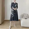 Nuevo vestido de otoño con cuello camisero, diseño estampado, manga tres cuartos, corte holgado, estilo elegante para madres de mediana edad, vestido de longitud media Issey Miyake