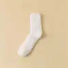 Meias pantufa femininas de fornecimento transfronteiriço, meias de pelúcia que não soltam fiapos, meias grossas fofas, meias de dormir em fleece de coral para uso doméstico