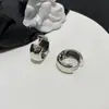 Brincos Abertos Estilo Retro Francês Distintivo 2025 Novo Estilo Simples Elegante Metal Esmaltado Brincos C para Mulheres
