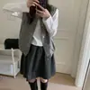 Foto real de la nueva moda coreana de alta gama para mujer de Dongdaemun, otoño 2026: chal simple, holgado, de color liso