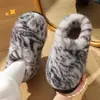 Nuevas pantuflas de felpa con estampado de leopardo para otoño/invierno 2026, forradas de algodón grueso, forradas de piel de oveja, pantuflas de interior, de suela gruesa, antideslizantes y cálidas para mujer