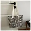 Bolsa de mano de nylon con estampado de estrellas, de estilo transfronterizo, versátil y elegante, con gran capacidad, adecuada para ir al trabajo y se puede llevar como bolso de hombro o debajo del brazo.