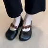 Zapatos Mary Jane versátiles de estilo francés para mujer, nuevo 2026 otoño, vintage, con botón, tacón grueso, correa de moda, zapatos de tacón bajo de una sola pieza