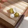Pendientes redondos asimétricos de aguja plateada, moda nicho de alta gama, pendientes sencillos y elegantes, únicos y versátiles, pendientes elegantes al por mayor