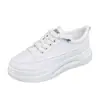Zapatos blancos pequeños de suela gruesa para mujer 2023 nuevos de primavera y verano de malla transpirables casuales de suela gruesa de moda para estudiantes