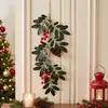 Enfeite de parede de azevinho artificial de Natal transfronteiriço, apresentando folhas de azevinho verde-escuras e bagas vermelhas, para decoração de parede interna e arranjos florais festivos