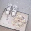 Sandálias Infantis 2026 Chegadas de Verão Mais Vendidas Sapatos Infantis Meninas Pequenas Sola Macia Antiderrapante Laço Princesa Sapatos da Moda