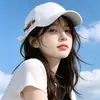 2026 Nueva Gorra de Béisbol Versátil Estilo Coreano Color Sólido Simple con Decoración de Correa, Sombrero Transpirable Casual para Protección Solar al Aire Libre