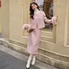 Traje Estilo Chanel Invierno 2025 Nuevo Bordado con Cuentas de Medusa Chaqueta de Plumón de Pato Blanco al 90% Falda Larga Conjunto de Dos Piezas con Piel de Zorro