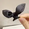 Elegante y minimalista pinza pequeña de tiburón color café para mujer, perfecta para peinar cabello corto, con un diseño de perla redonda de alta calidad, creando un look dulce y encantador