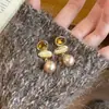 Pendientes Maillard Otoño/Invierno Pendientes de Zirconia Color Té Perla Pendientes de Botón Retro Nicho Sensación de Alta Gama Pendientes Versátiles Venta al por Mayor