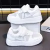 Zapatos Blancos para Niños Zapatos Deportivos para Niñas Primavera/Verano 2026 Nuevos Zapatos de Malla Transpirables Estudiante Antideslizantes Zapatos de Patineta Especiales para la Escuela