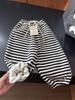 Macacão de inverno listrado de veludo para meninos e meninas, calça esportiva larga listrada em preto e branco estilo americano, com forro de fleece espesso