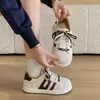Tênis casuais com cadarço duplo, tênis brancos para mulheres, novo modelo da primavera de 2026, sola grossa, color block, confortáveis, estilosos, tênis casuais esportivos