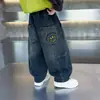 Calça Jeans Infantil Primavera e Outono 2026 Nova Estilosa Calça de Outono com Barra Curva para Meninos Calça Longa Casual Bonita para Meninos