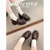 Sapatos Loafer Retro de Salto Alto com Camélia para Mulheres, Slip-on para o Dia a Dia com Salto Grosso, Elegantes Sapatos de Couro Preto