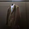 Sala de Modelos de Ropa Suave para Hombres Vestuario Estilo Italiano Sencillo Chaqueta de Traje para Hombres Exhibición de Accesorios Armario Decoración