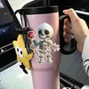 BRUP Lindo Estilo Q Esqueleto Pequeño Pegatina para Switch Sosteniendo una Figura de Esqueleto con una Rosa Pegatina Divertida para Decoración de Pared BR5826C