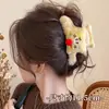 Novo prendedor de cabelo de garra grande de pelúcia 2026, prendedor de cabelo marrom de alta qualidade para mulheres, acessório de cabelo tipo pinça de tubarão para a parte de trás da cabeça, estilo retrô outono e inverno