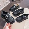 Zapatos de piel de rendimiento para niños 2025 otoño zapatos sencillos para niñas estilo británico zapatos de rendimiento para niños mocasines elegantes con suelas blandas