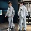 Conjunto de Roupas de Outono para Meninos 2026 Novo Estilo para Crianças Médias e Grandes Estilo Primavera e Outono Jaqueta de Trabalho Bonita Moderna Roupa Esportiva para Meninos
