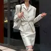 Conjunto de duas peças blazer off-white e saia estilo francês de luxo leve 2026, acinturado com botões dourados, conjunto elegante de roupas de trabalho para mulheres