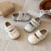 Elegantes zapatos Mary Jane plateados con lazo para niña, modelo nuevo 2026, zapatos de princesa para niños pequeños y niñas, de suela suave