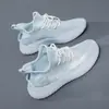 Venda Direta da Fábrica de Novos Sapatos de Gelatina com Solado de Coco para Mulheres, Tênis Casuais Esportivos Versáteis com Malha Respirável Fly-Knit para Mulheres