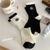 Meias pretas e brancas bordadas com camélias, meias femininas de comprimento médio, estilo Chanel, para estudantes, todas as combinações, meias caneladas, meias simples da moda do Instagram