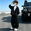 Tendencia de Moda para Niños Personalidad Falso Dos Piezas Top de Manga Larga Primavera/Otoño 2026 Nuevo Casual Pantalones de Pierna Ancha Conjunto de Dos Piezas
