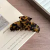 Presilha de tubarão minimalista estilo coreano, preta brilhante, com textura clássica de estampa de leopardo, discreta e delicada, adequada para penteados casuais e despojados do dia a dia na nuca.