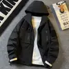 Chaqueta con etiqueta de corte de exportación a prueba de viento e impermeable Chaqueta para hombre Capucha desmontable Deportes al aire libre Moda Chaqueta de montañismo Cortavientos