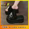 Sandálias Plataforma Slip-On Versáteis de Solado Grosso para Aumentar a Altura 2026 Verão Novo Meio Chinelos Doces com Renda Laço de Pérola para Mulheres