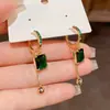 Brincos de Cristal Verde Geométricos de Luxo Leve de Alta Qualidade para Mulheres Design de Moda de Nicho Presilhas de Orelha Joias de Orelha Elegantes Versáteis Brincos Pendentes