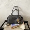 Bolso de mano para mujer de estilo coreano, adornado con remaches, de alta gama y ligero, con gran capacidad, diseño retro y un look casual y moderno, perfecto para el otoño y se puede llevar como bolso de hombro o bolso cruzado.