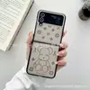 Oso Lindo Entrecerrando los Ojos para Funda de Teléfono Samsung zflip4 Pantalla Plegable Marca de Moda Cuero zflip3 Funda Protectora