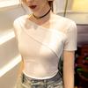 Primavera y verano Nueva camiseta de estilo occidental con cuello oblicuo de manga corta y cuello bajo Camiseta básica de productos europeos