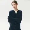 Suéter de tricô de cashmere feminino, estilo old money, design falso de duas peças, gola redonda cinza, abotoado, efeito emagrecedor, suéter com blocos de cor, moderno