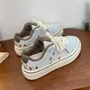 Tênis Brancos Super Populares para Mulheres Primavera e Outono 2026, Sapatos Casuais de Solado Grosso para Skate, Tênis Esportivos Versáteis para Estudantes, Mocassins Femininos