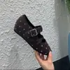Sapatos Mary Jane de novo estilo com salto interno de 4 cm, apresentando tiras cruzadas, bolinhas, biqueira rasa, bico redondo e um design versátil de balé retrô para mulheres